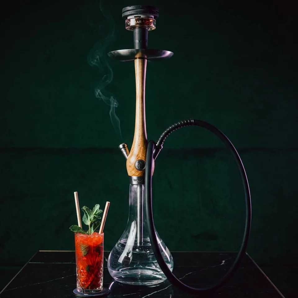 La chicha Wookah servie avec un mocktail à la fraise et à la menthe